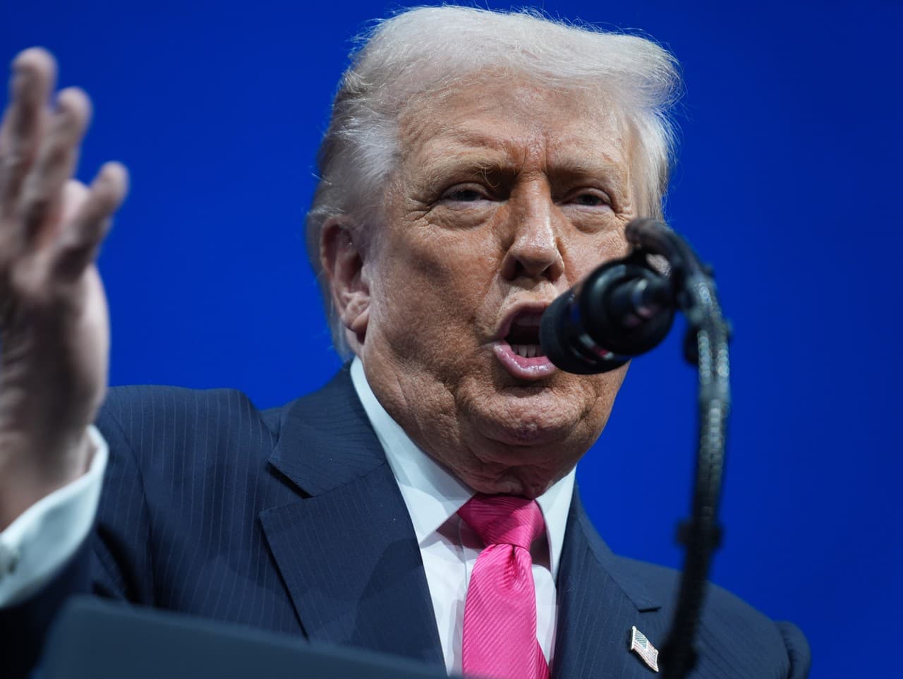 Trump podpísal zákon o zverejnení spisov Jeffreyho Epsteina