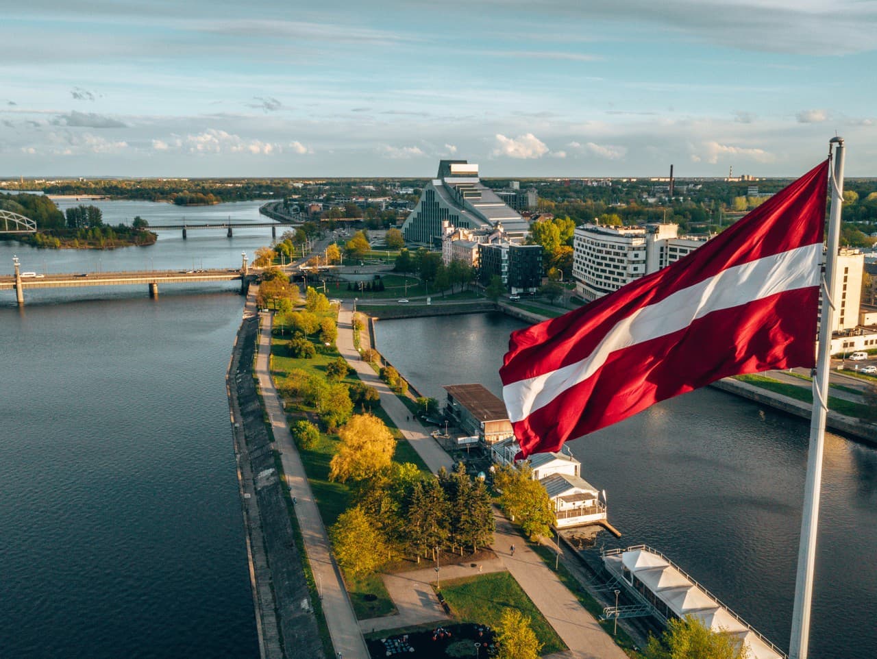 Lotyšsko predlžuje ochranu hranice s Bieloruskom do júna 2026