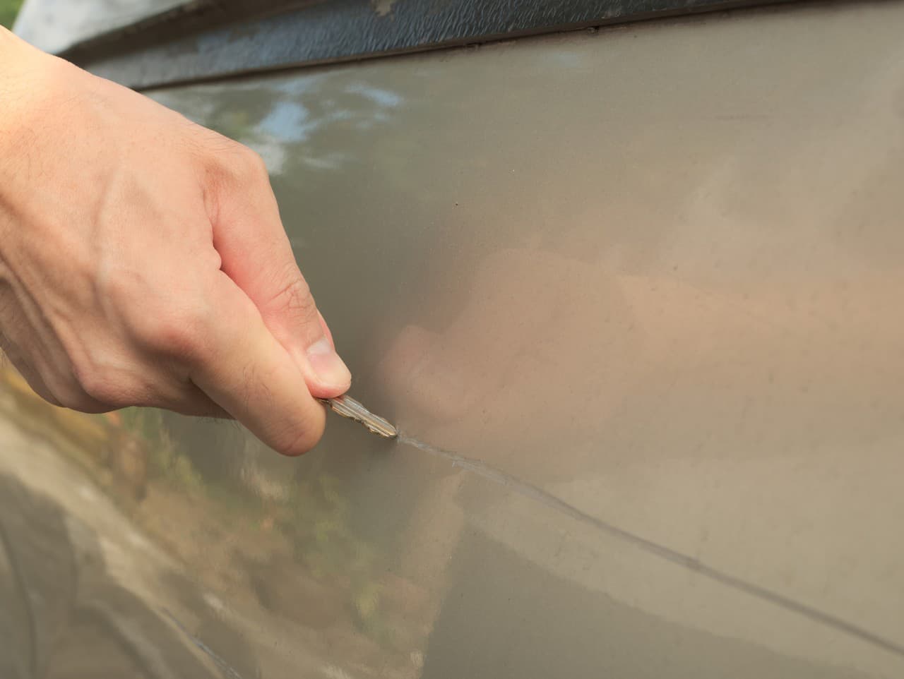 Nočný vandalizmus v Nitre: Poškodené vozidlá na Štúrovej ulici