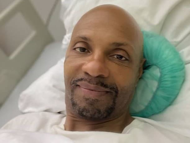 Fredy Ayisi prekonáva bolestivú operáciu: Cesta k uzdraveniu
