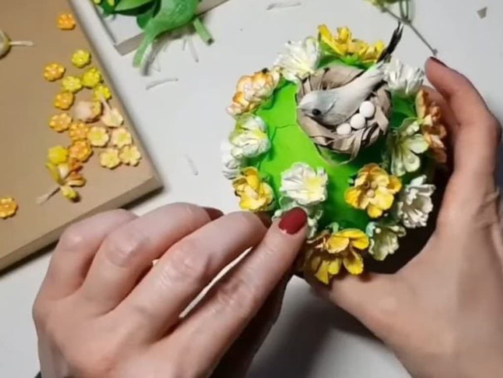 Oživte svoj domov jarou: Vtáčie hniezdo z recyklovaného papiera