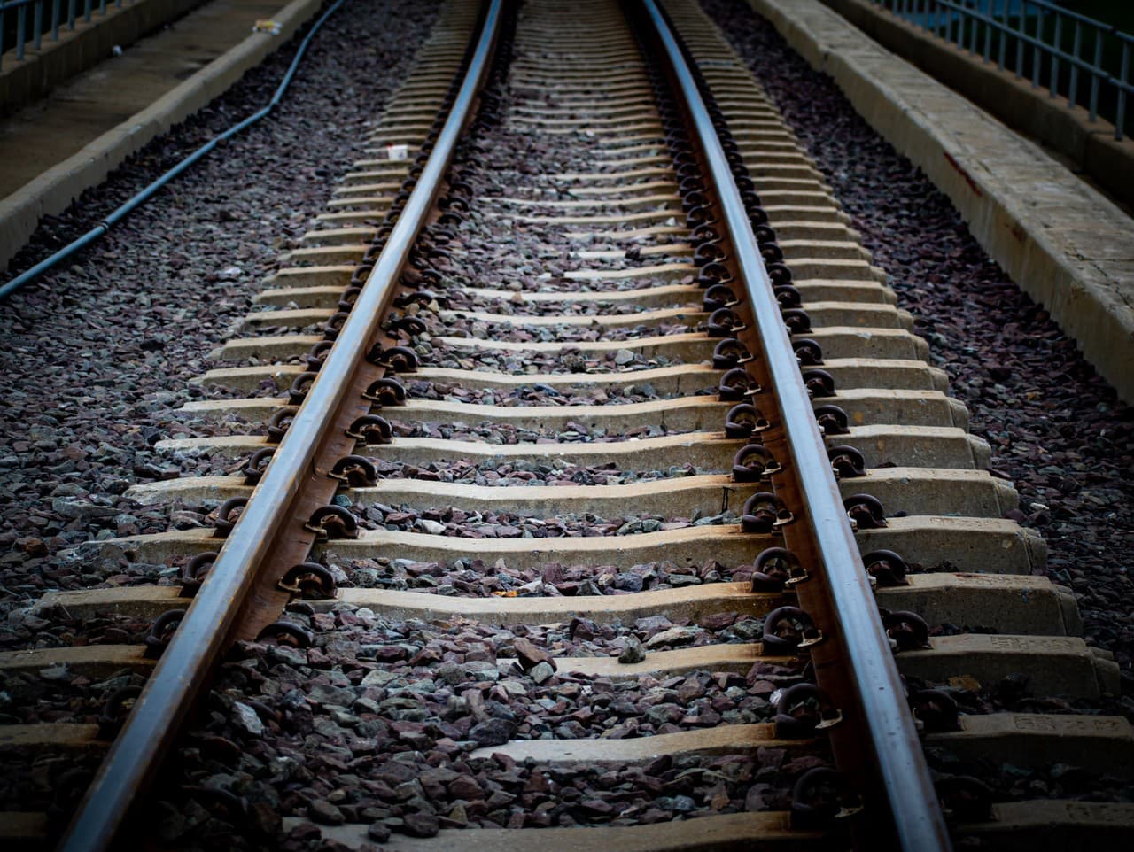 Tragédia vo vlaku: Sprievodca zomrel po útoku čierneho pasažiera