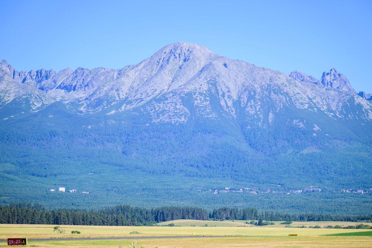 V Tatrách fúkal silný vietor, podmienky na turistiku sú nebezpečné