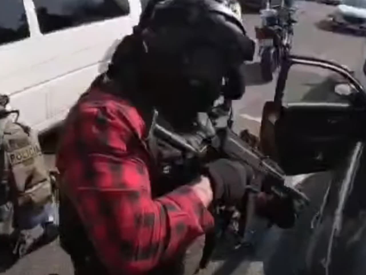 Zadržaní muži sa pokúsili predať zbrane na parkovisku v Bratislave