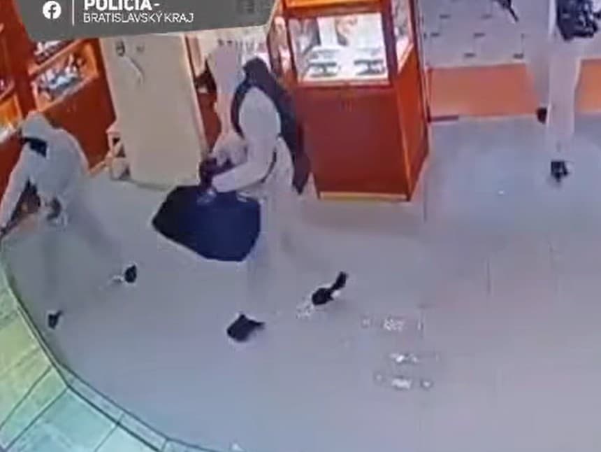 Maskovaná lúpež v Bratislave: Polícia pátra po páchateľoch