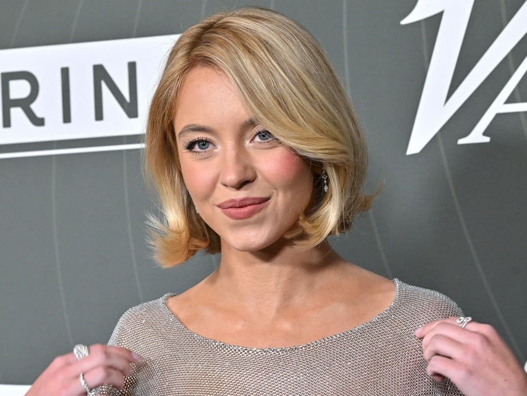 Sydney Sweeney ohúrila na červenom koberci v odvážnych šatách