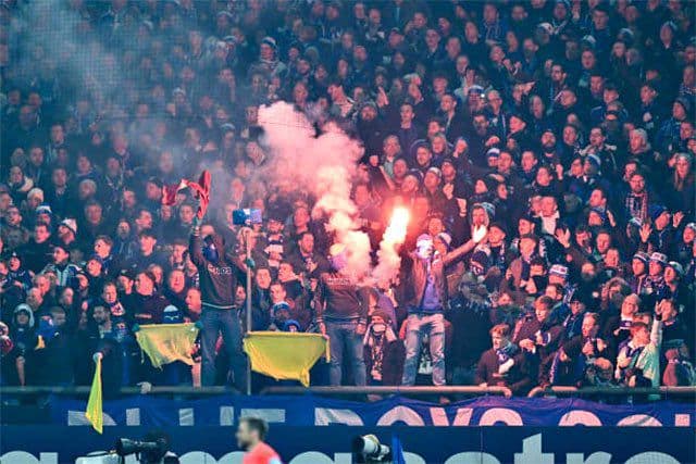 Bitka fanúšikov Dortmundu a Schalke na vlakovej stanici v Kolíne