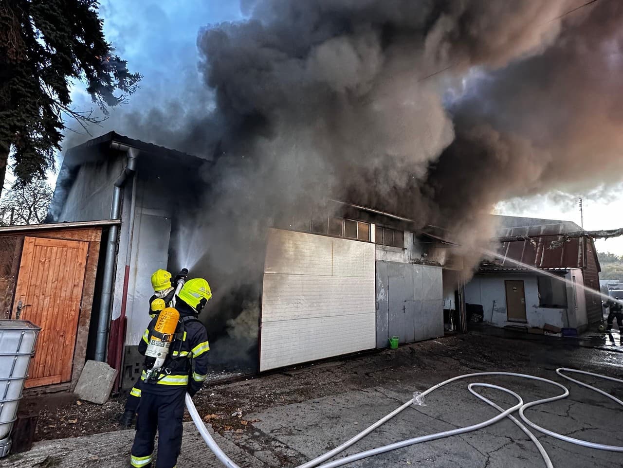 Požiar v autoservise vo Vrakuni spôsobil škody za 20-tisíc eur