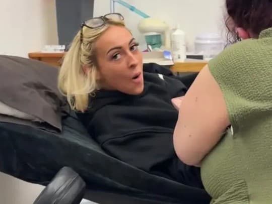 Mladá Britka premenila trápne tetovanie na virálny hit