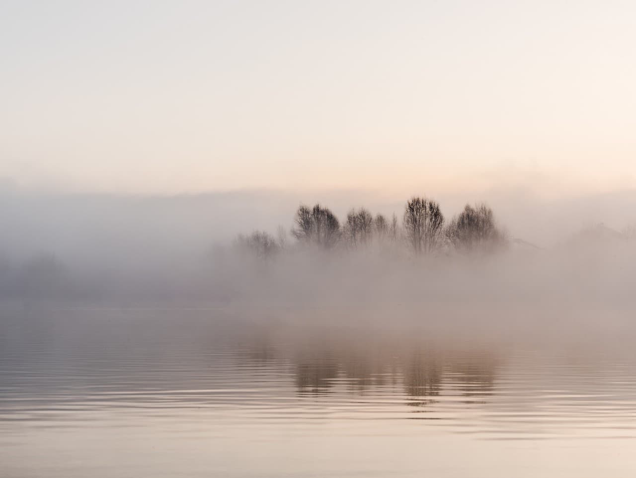 Hmla na Slovensku: Výstraha pred zníženou dohľadnosťou