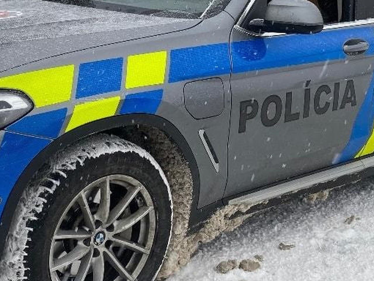 Vodič s 2,6 promile narazil do stĺpa v Modre nad Cirochou