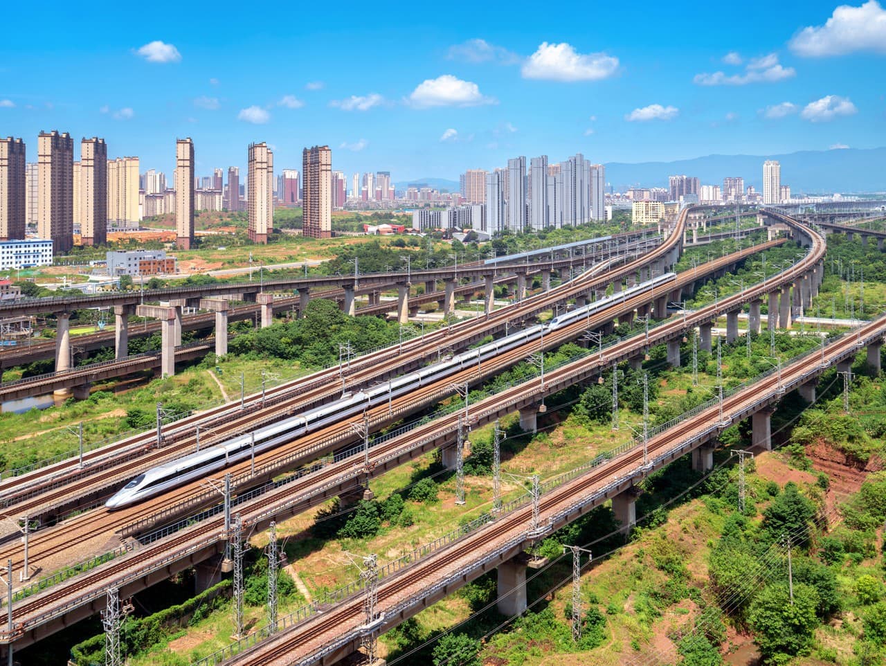 Tragédia v Číne: Vlak zrazil robotníkov, 11 obetí