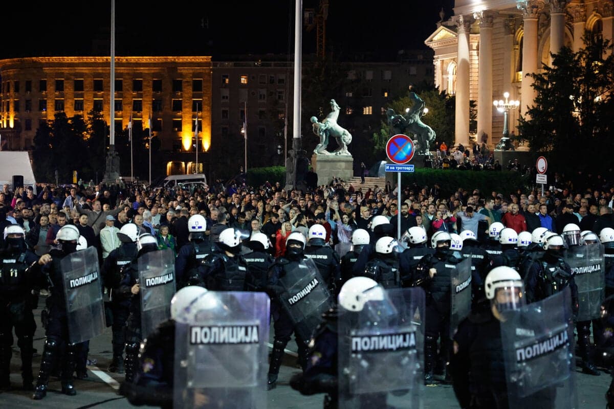 Napätie v Belehrade: Policajné zátarasy medzi stúpencami a odporcami Vučiča