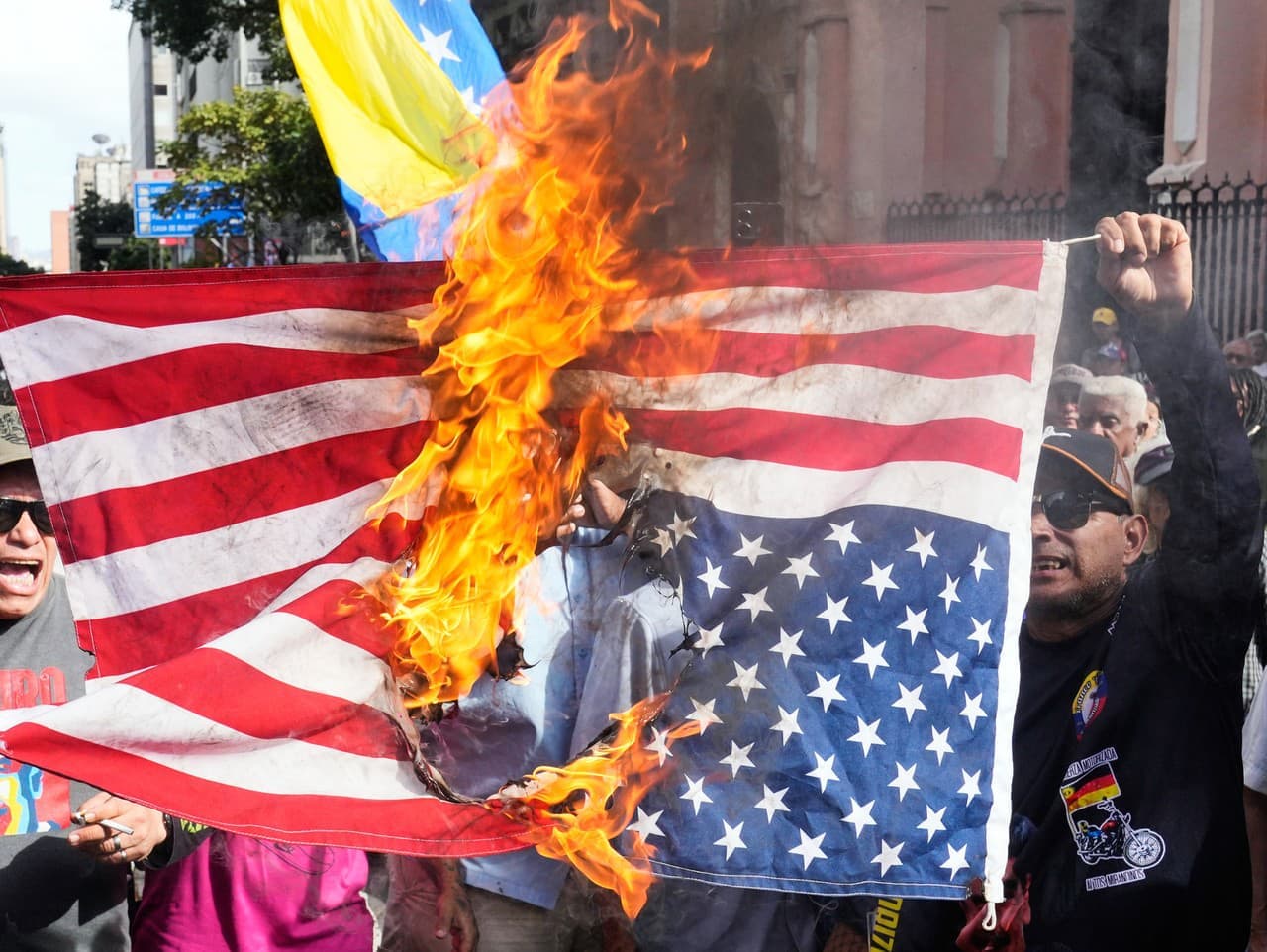 Napätý pokoj vo Venezuele po zajatí prezidenta Madura