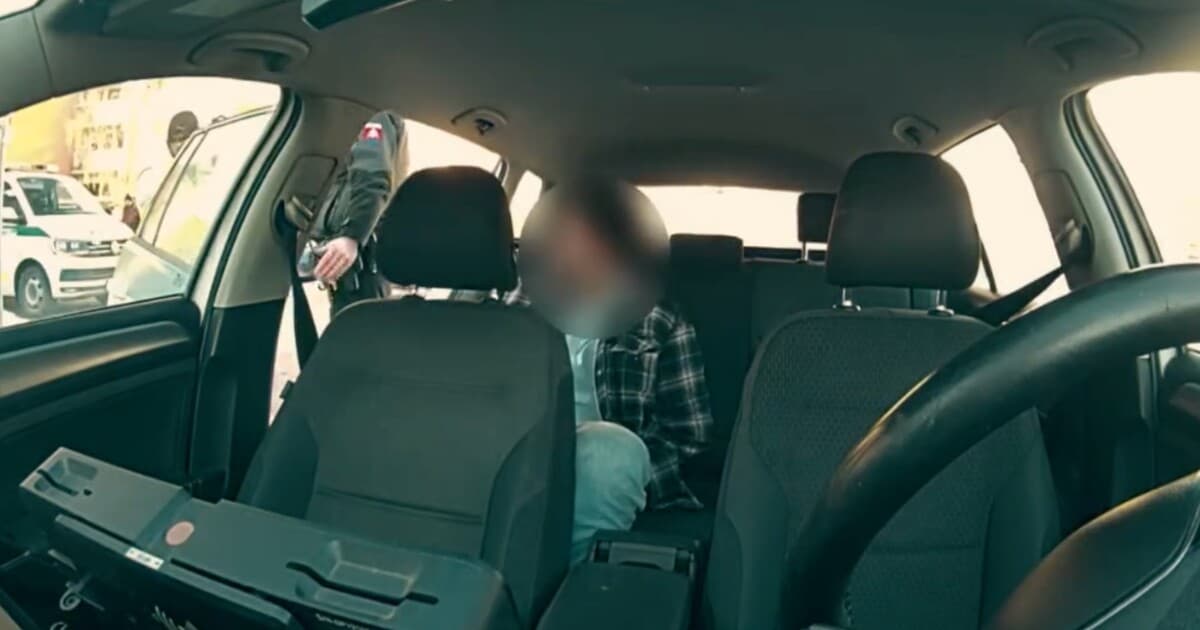 Vodič v Košiciach úmyselne narazil do policajného auta