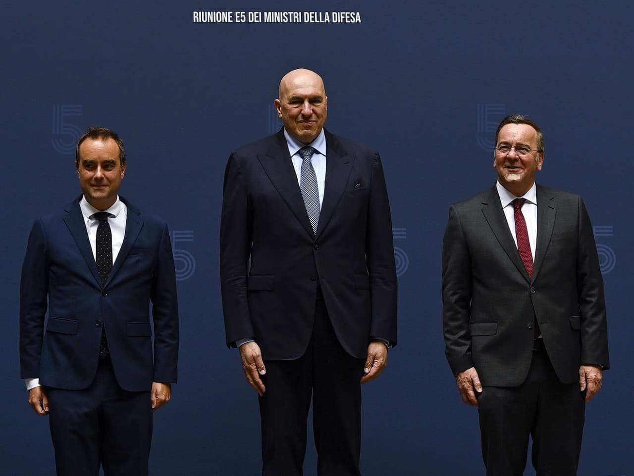 Taliansky minister obrany pod paľbou kritiky za dovolenkový výlet