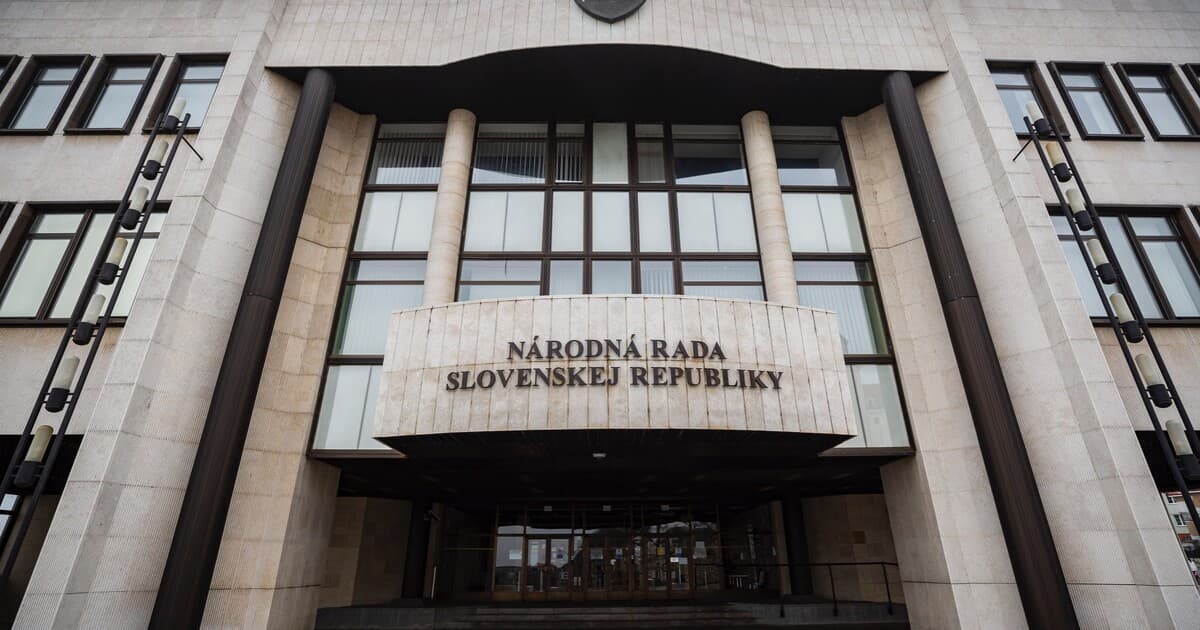 Progresívne Slovensko vedie v prieskume pred voľbami do NR SR