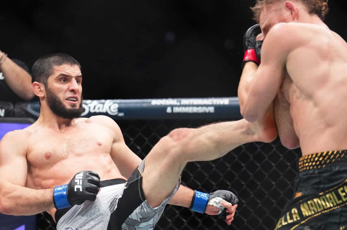 Islam Makhachev ovládol UFC 322 a stal sa dvojnásobným šampiónom