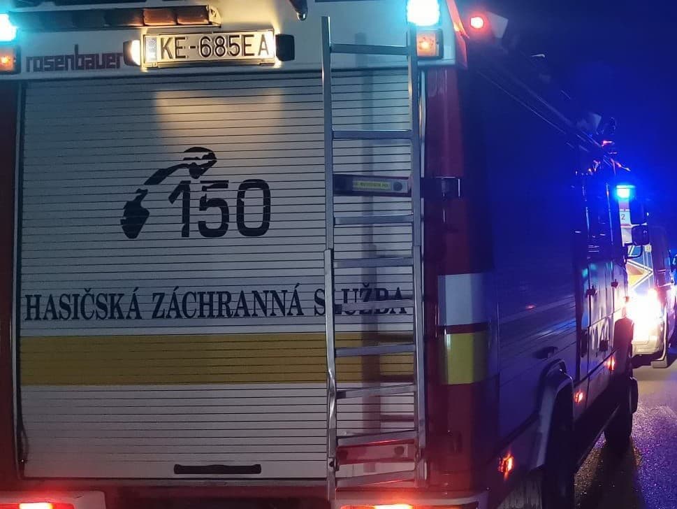 Nočný požiar v Košiciach: Chatu zachvátili plamene