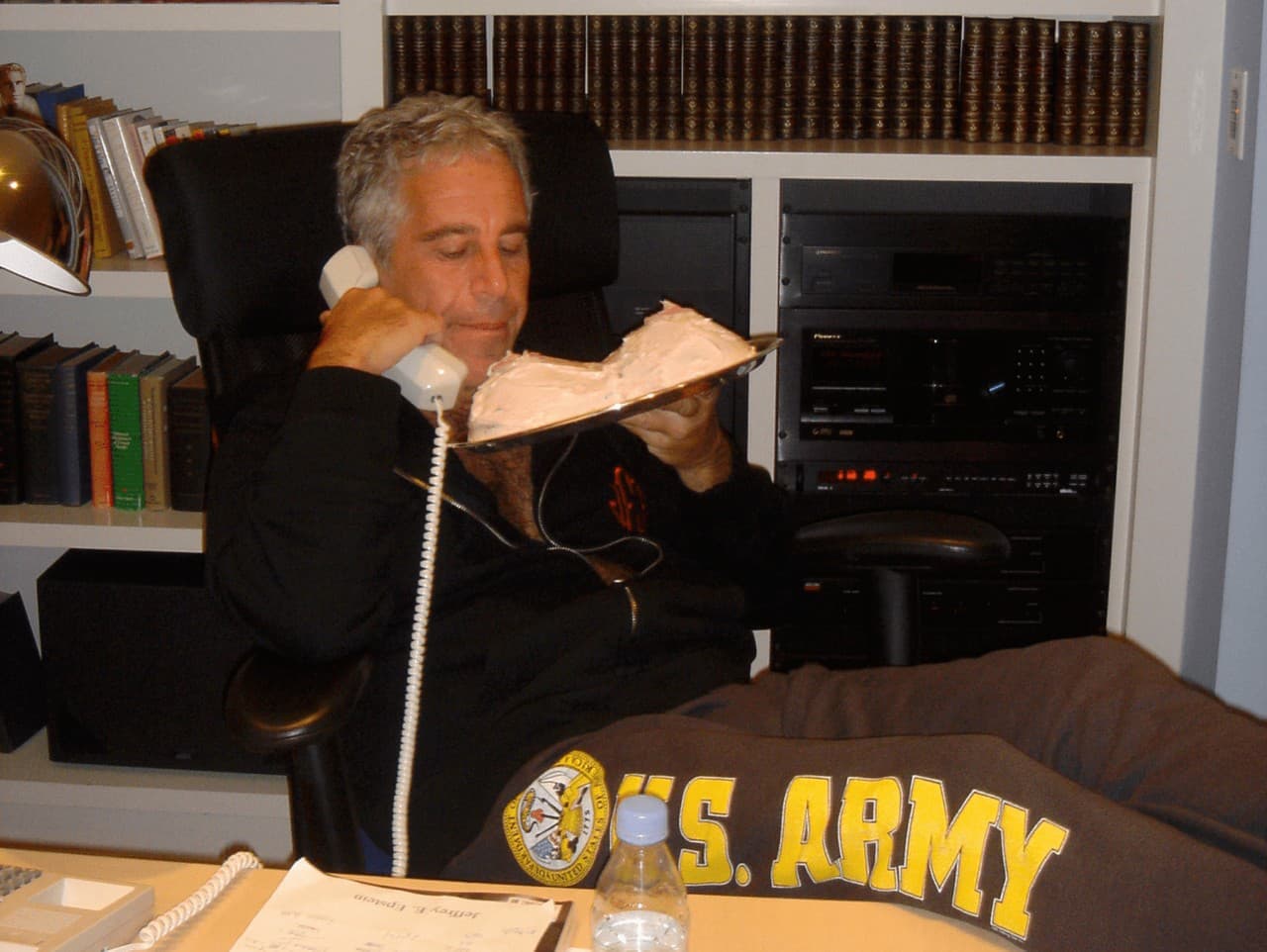 Zverejnenie Epsteinových dokumentov mešká, úrady majú pred sebou obrovskú prácu