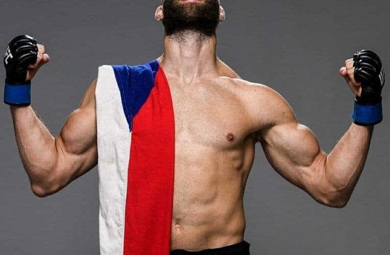 Vo filme Bojovník hviezdne obsadenie a autentický pohľad na MMA