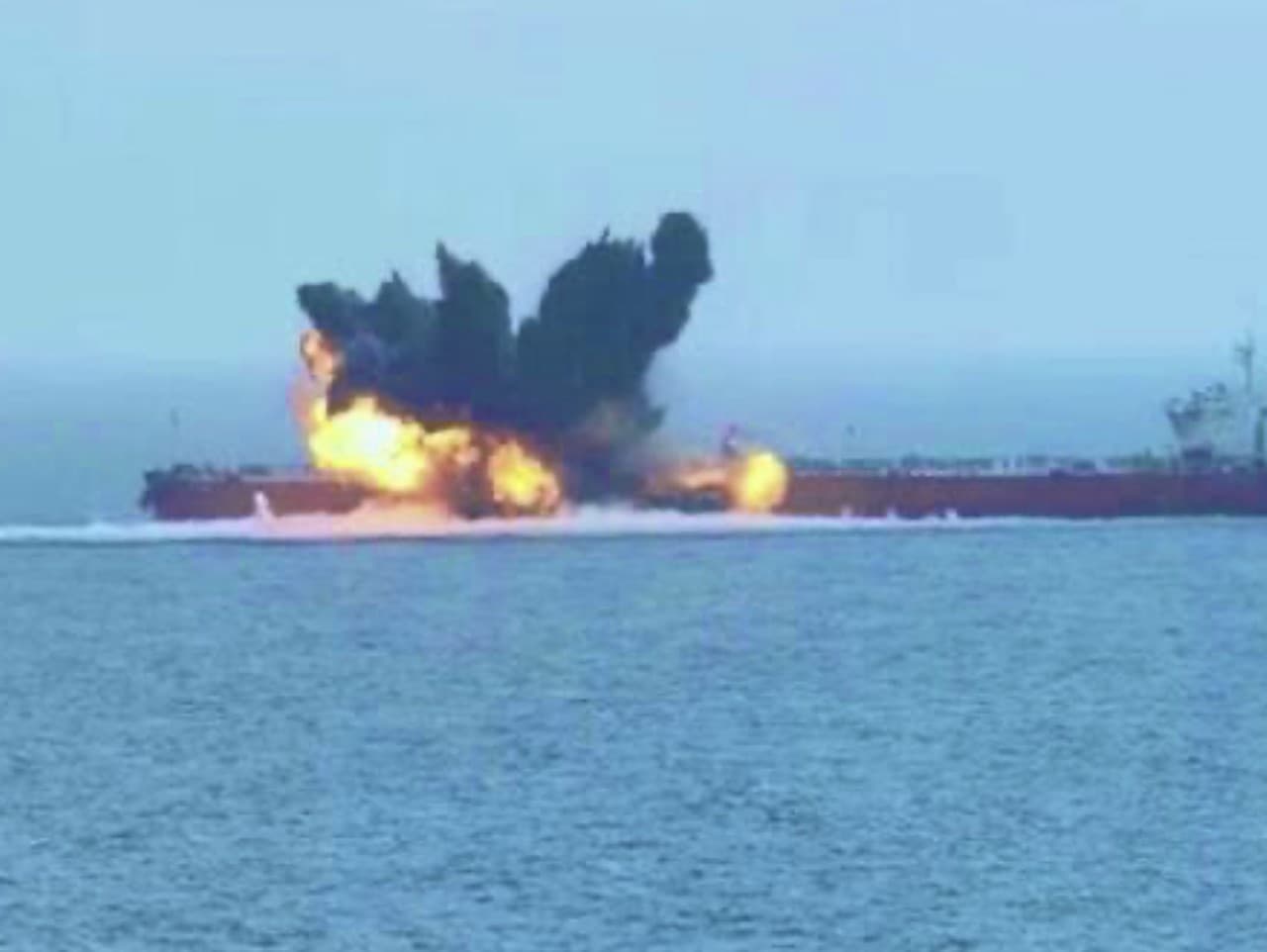 Silná explózia ropného tankera pri Kuvajte: Únik ropy do mora