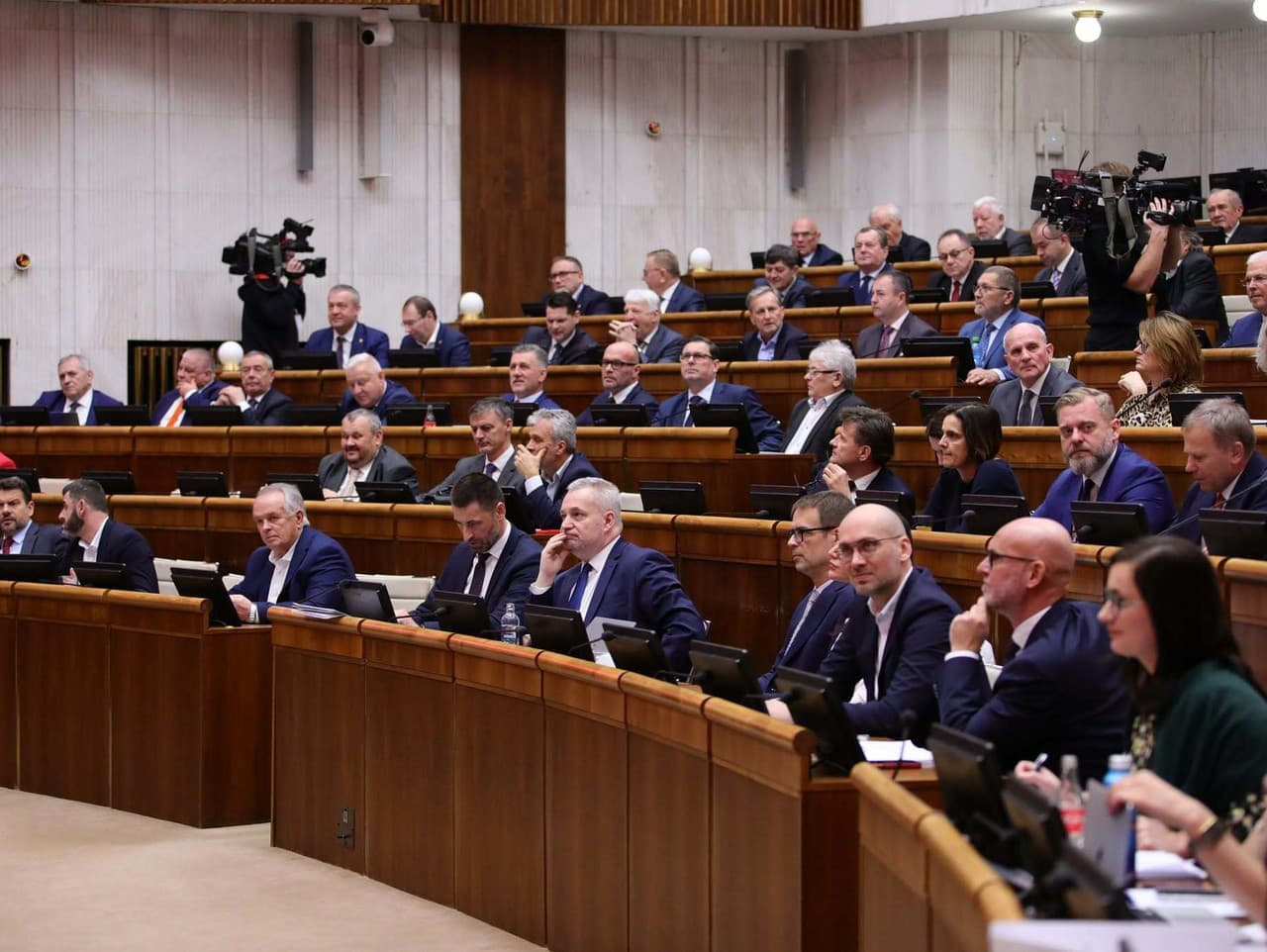 Opozícia kritizuje rokovanie o Ukrajine ako politické divadlo