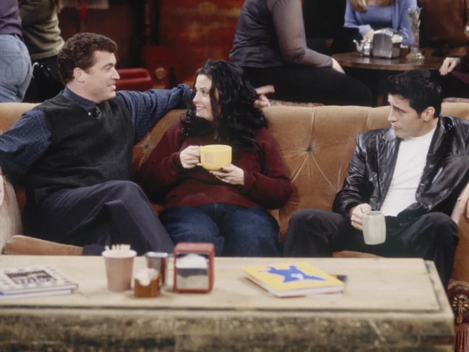 Zomrel herec Pat Finn, známy z Priateľov a The Middle