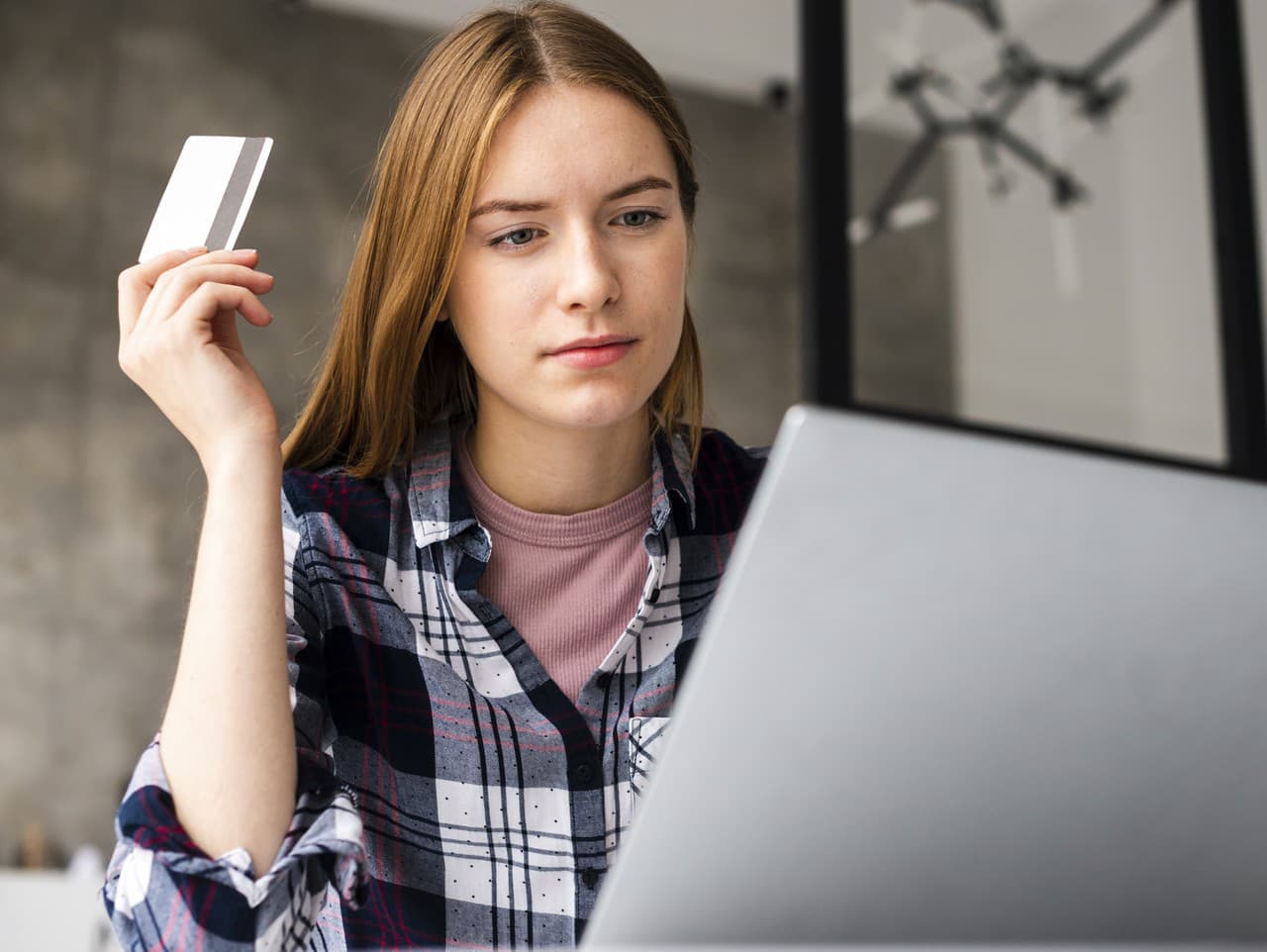 Finančná nevera: Každý štvrtý Slovák skrýva peniaze pred partnerom