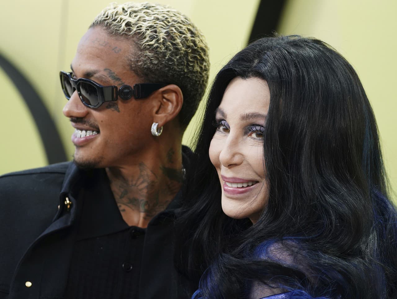 Cher šokovala na svadbe syna: Tajné zasnúbenie alebo len šperk?