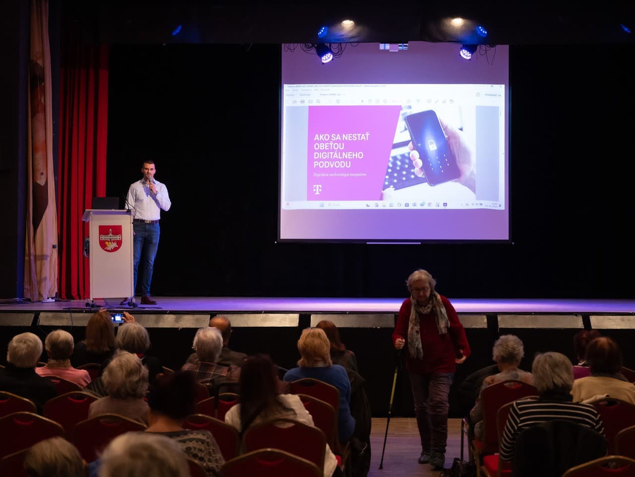 Telekom investuje 65 000 eur na ochranu seniorov pred digitálnymi hrozbami