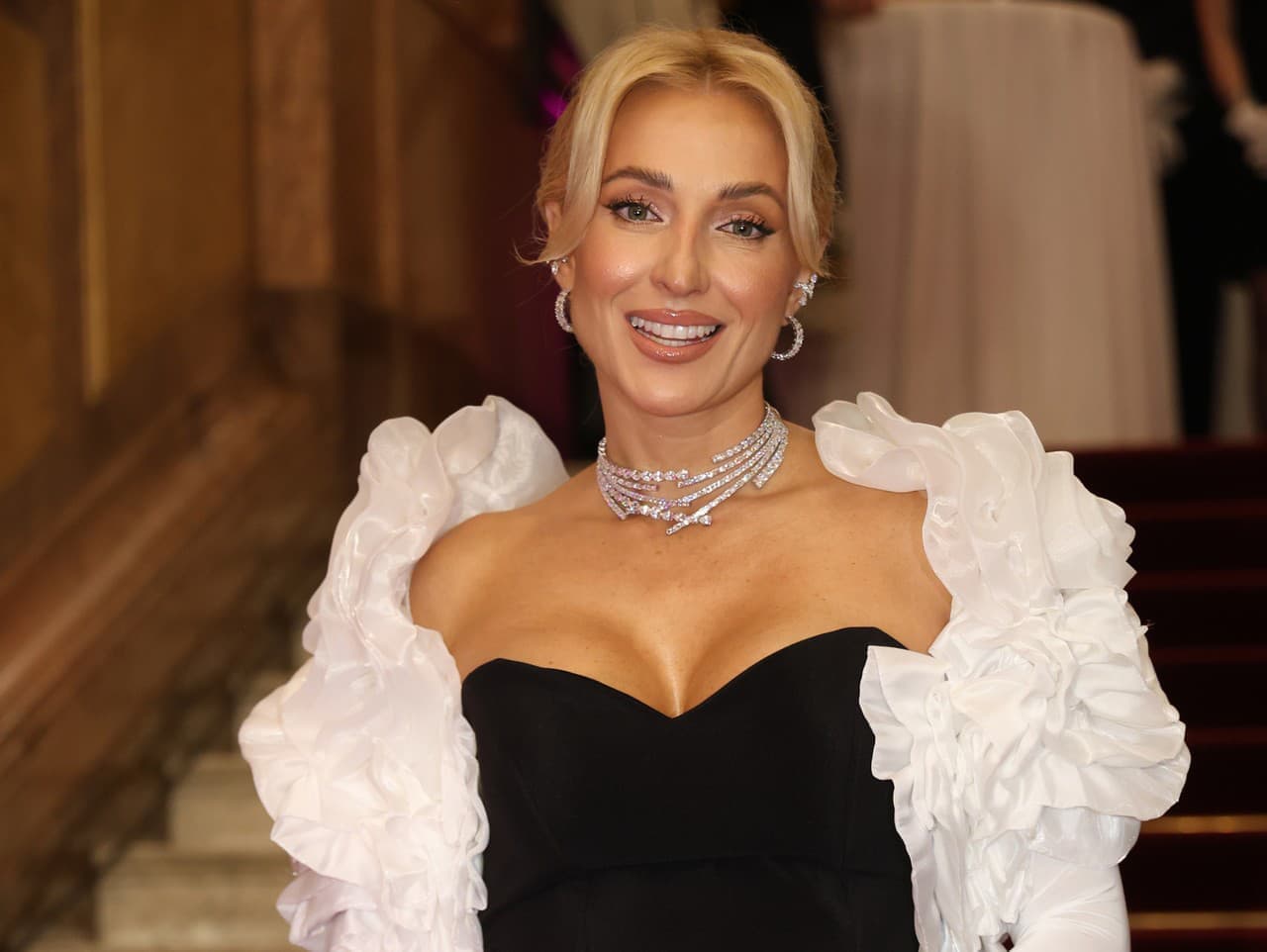 Simona Simanová ohúrila na plese s otcom po boku