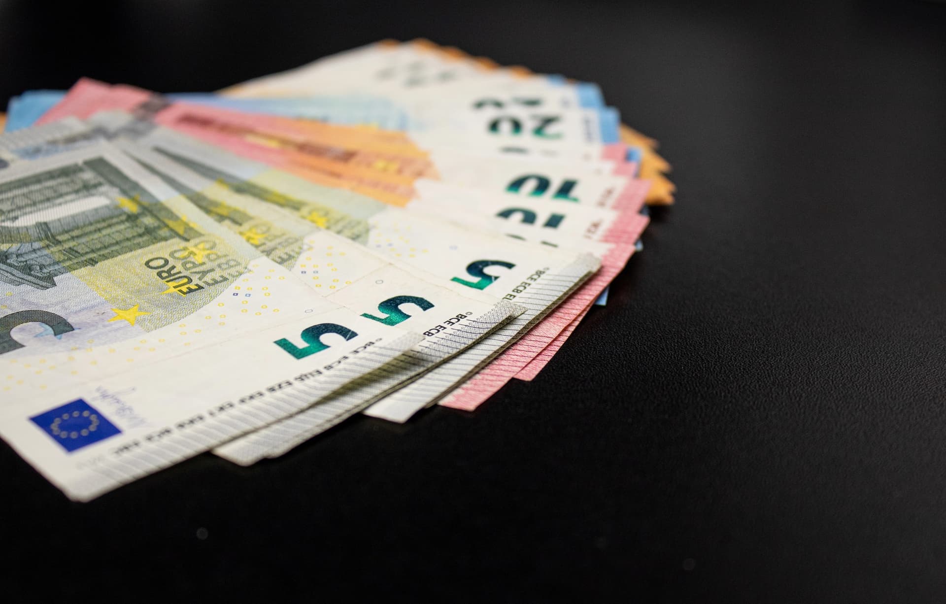 Holandsko a Švédsko radia: Majte hotovosť doma pre nepredvídateľné situácie