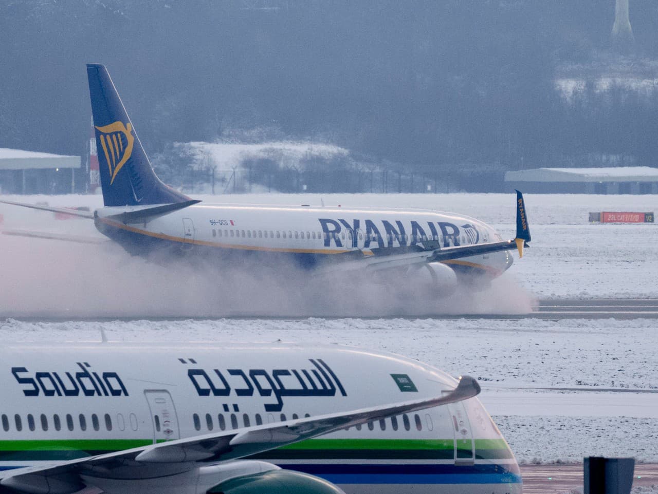Slovenskí fanúšikovia uviazli na letisku Schwechat kvôli sneženiu