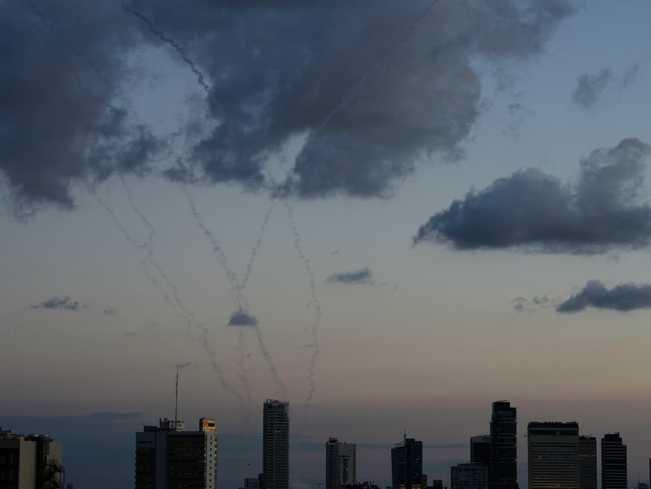 Žena v Tel Avive zomrela po útoku iránskej rakety