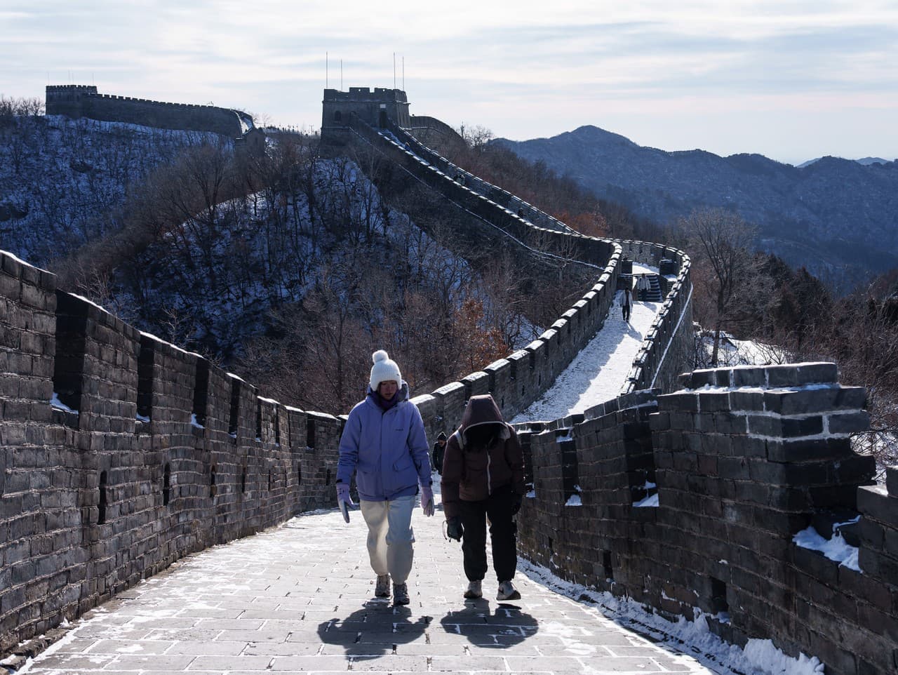 Veľký múr v Číne sa premenil na klzisko, turistom sa ťažko chodí