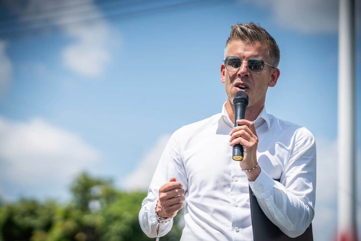 Nerozhodnutí voliči dávajú prednosť Magyara pred Orbánom