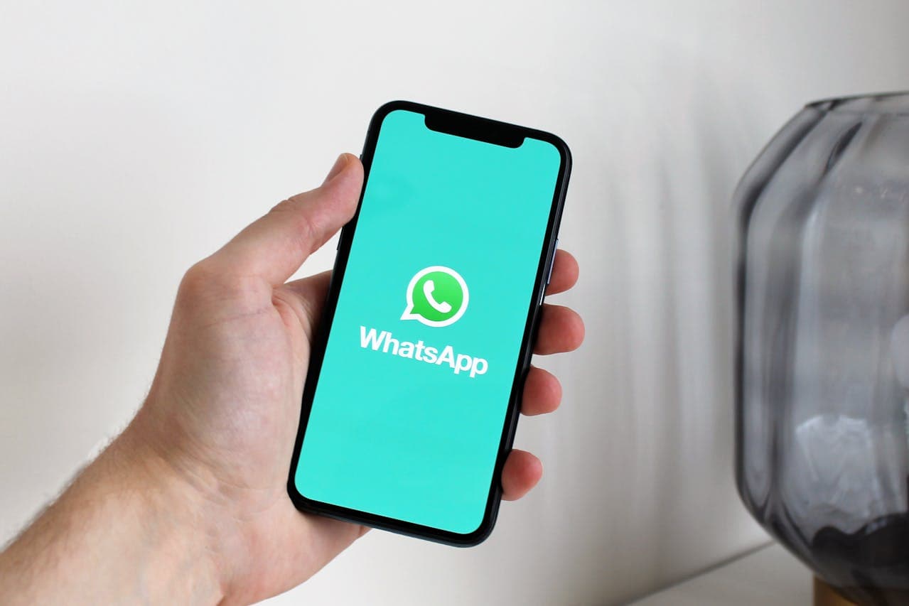 WhatsApp vylepšuje skupinové konverzácie: Nová funkcia histórie správ