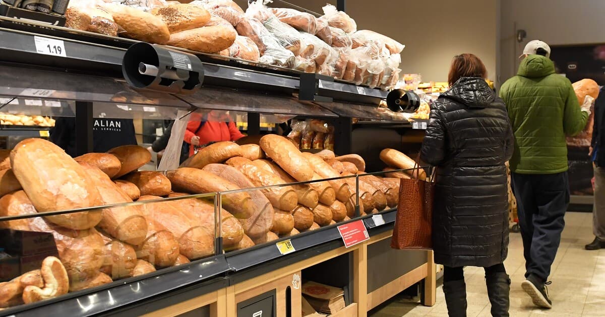 Otváracie hodiny obchodov 17. novembra: Kto a kedy bude otvorený?