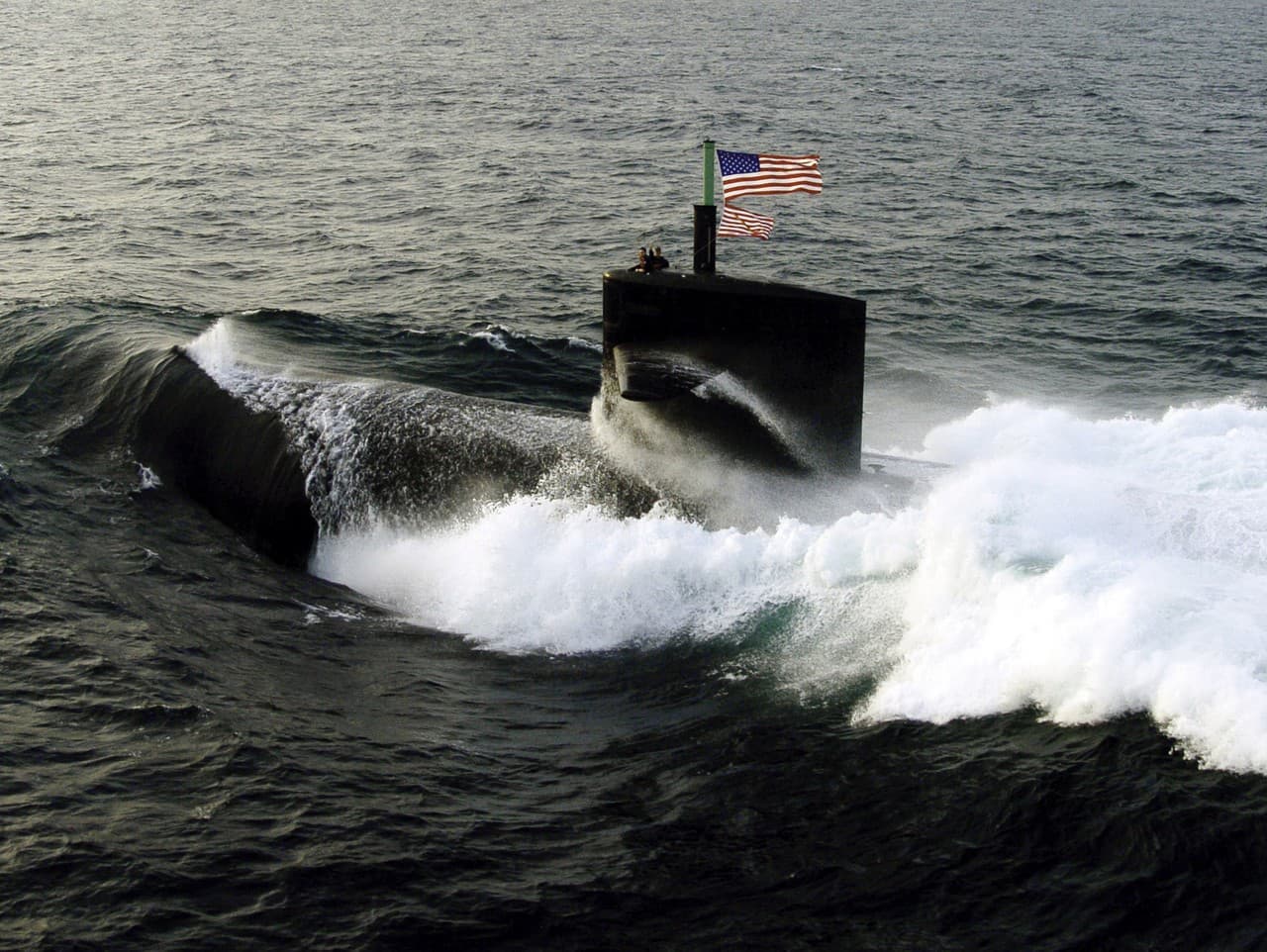 Evakuácia člena posádky z americkej ponorky pri Grónsku