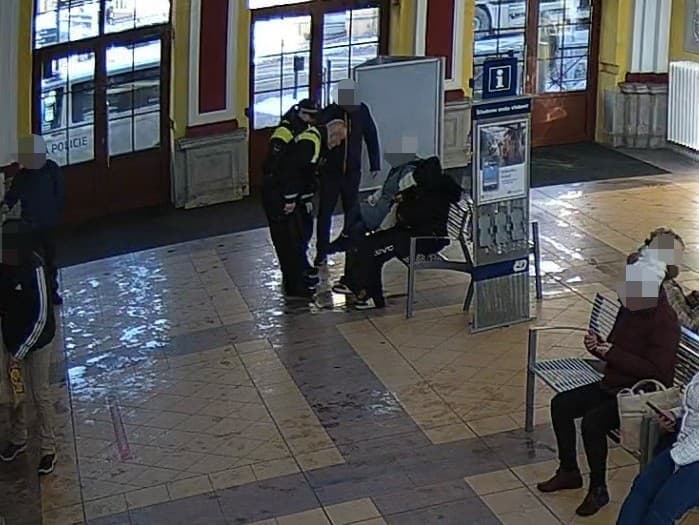 Náhodné stretnutie na stanici: Policajti zadržali hľadanú osobu