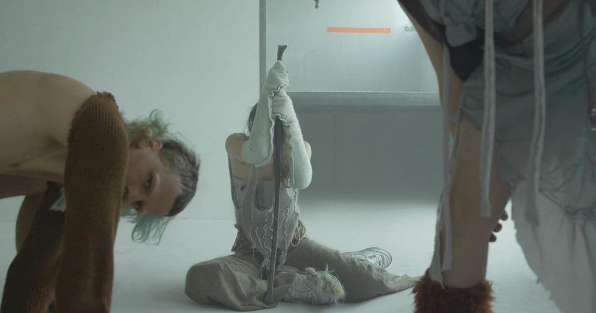 Kunterakt: Módne médium bez pravidiel transformuje odpad na umenie