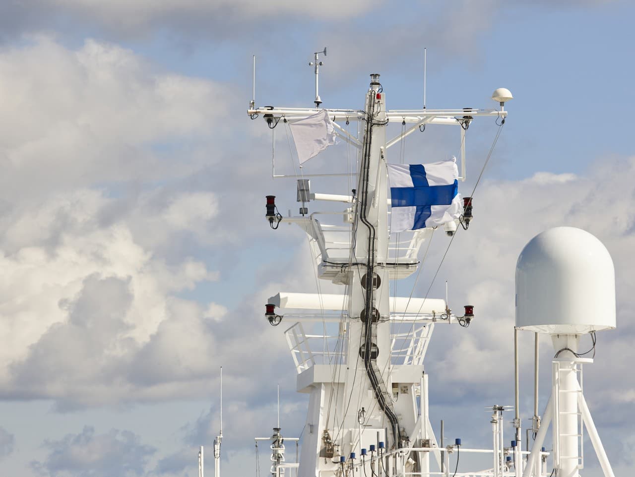 Fínska pobrežná stráž zadržala loď po poškodení telekomunikačného kábla
