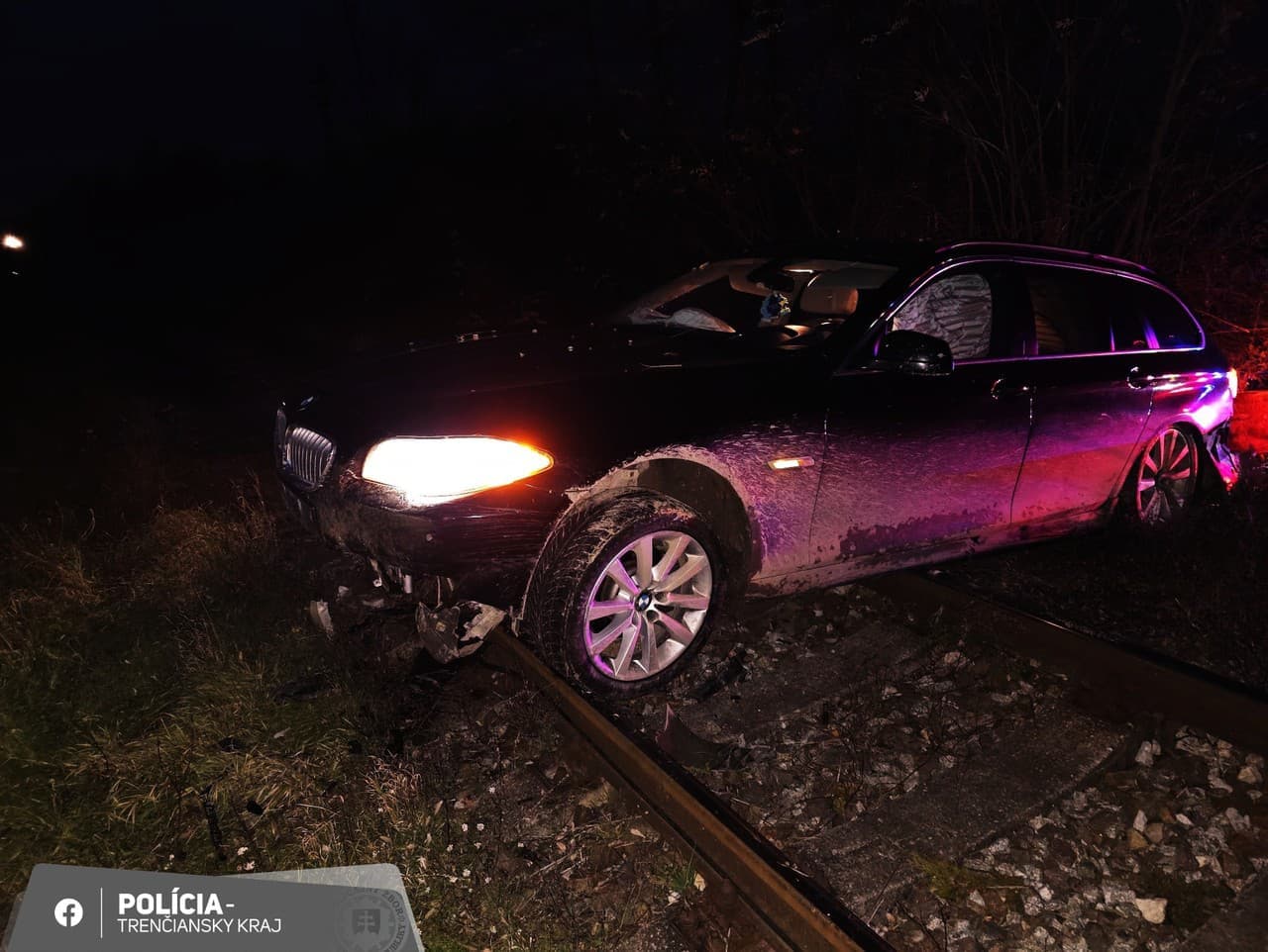 Policajná naháňačka pri Partizánskom: Vodič uviazol na železničnej trati