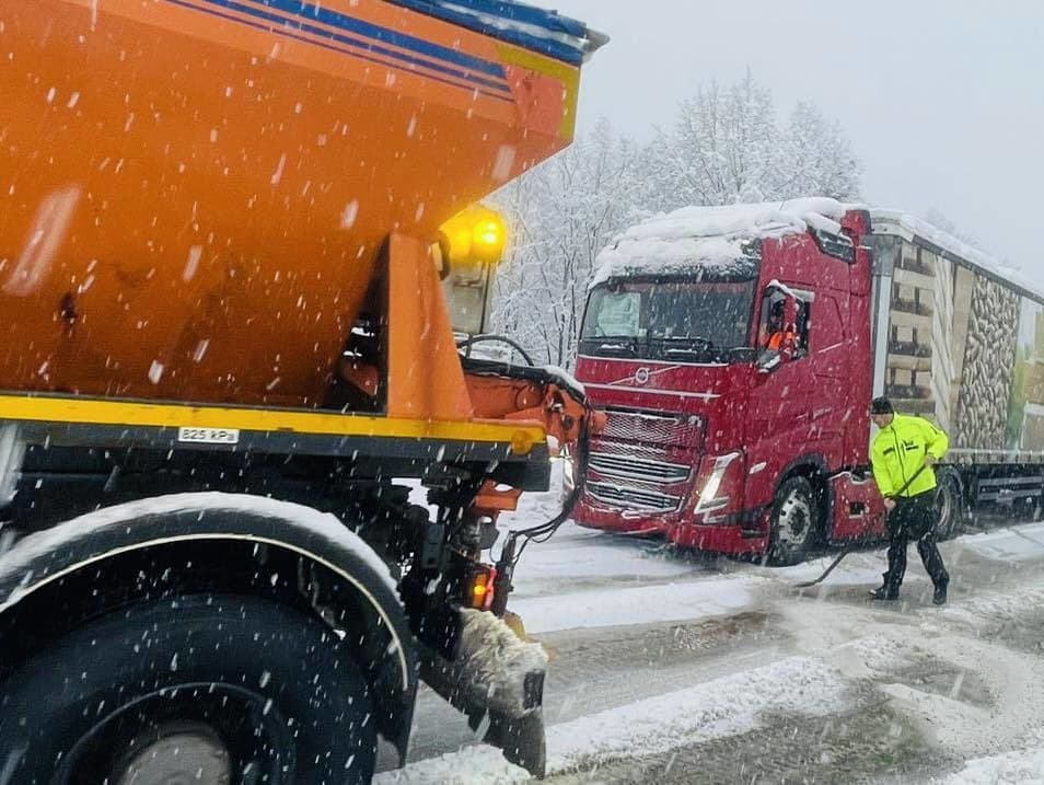 Snehová kalamita na Slovensku pokračuje: Doprava v chaosu
