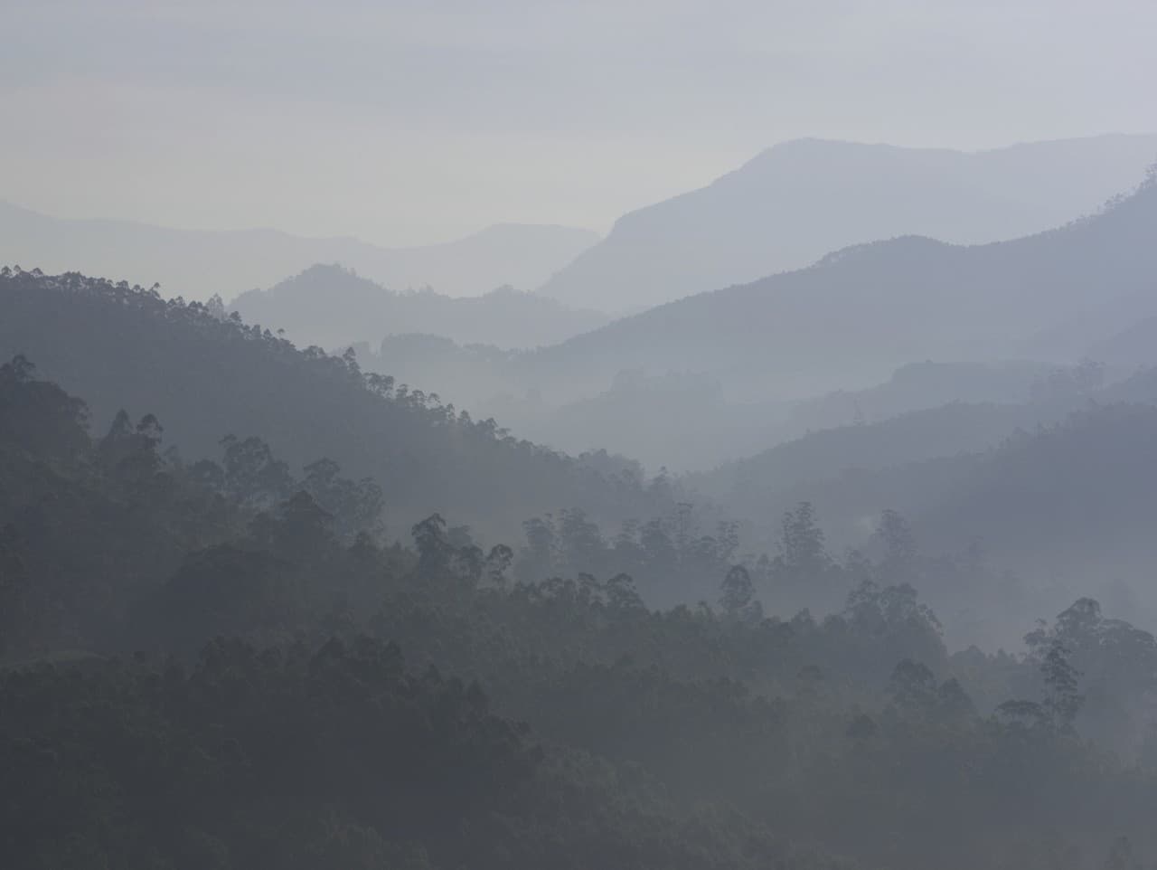 Husté hmly na Slovensku: Varovanie pred zníženou dohľadnosťou