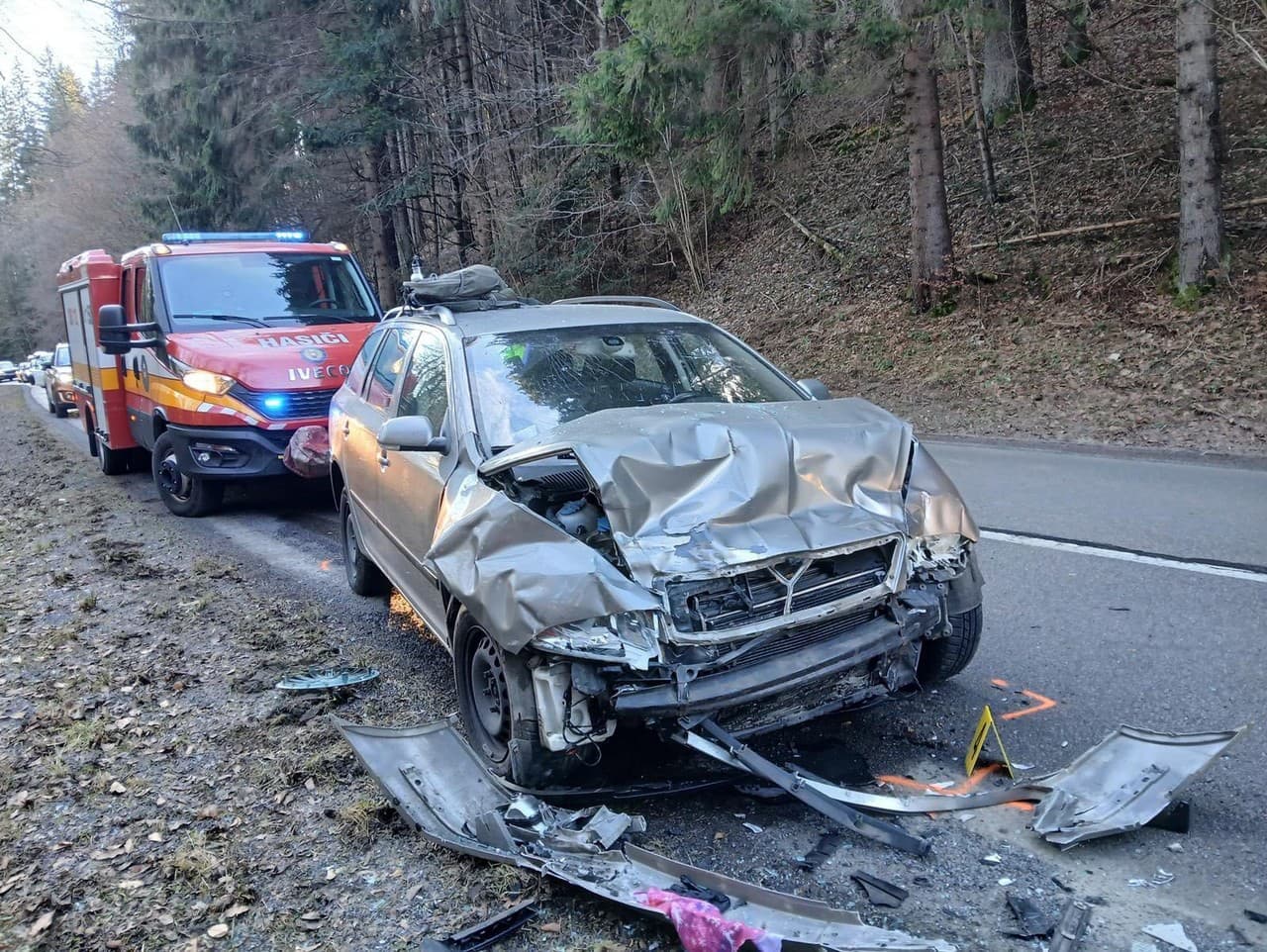 Vážna nehoda medzi Bystrou a Táľmi si vyžiadala zranenia