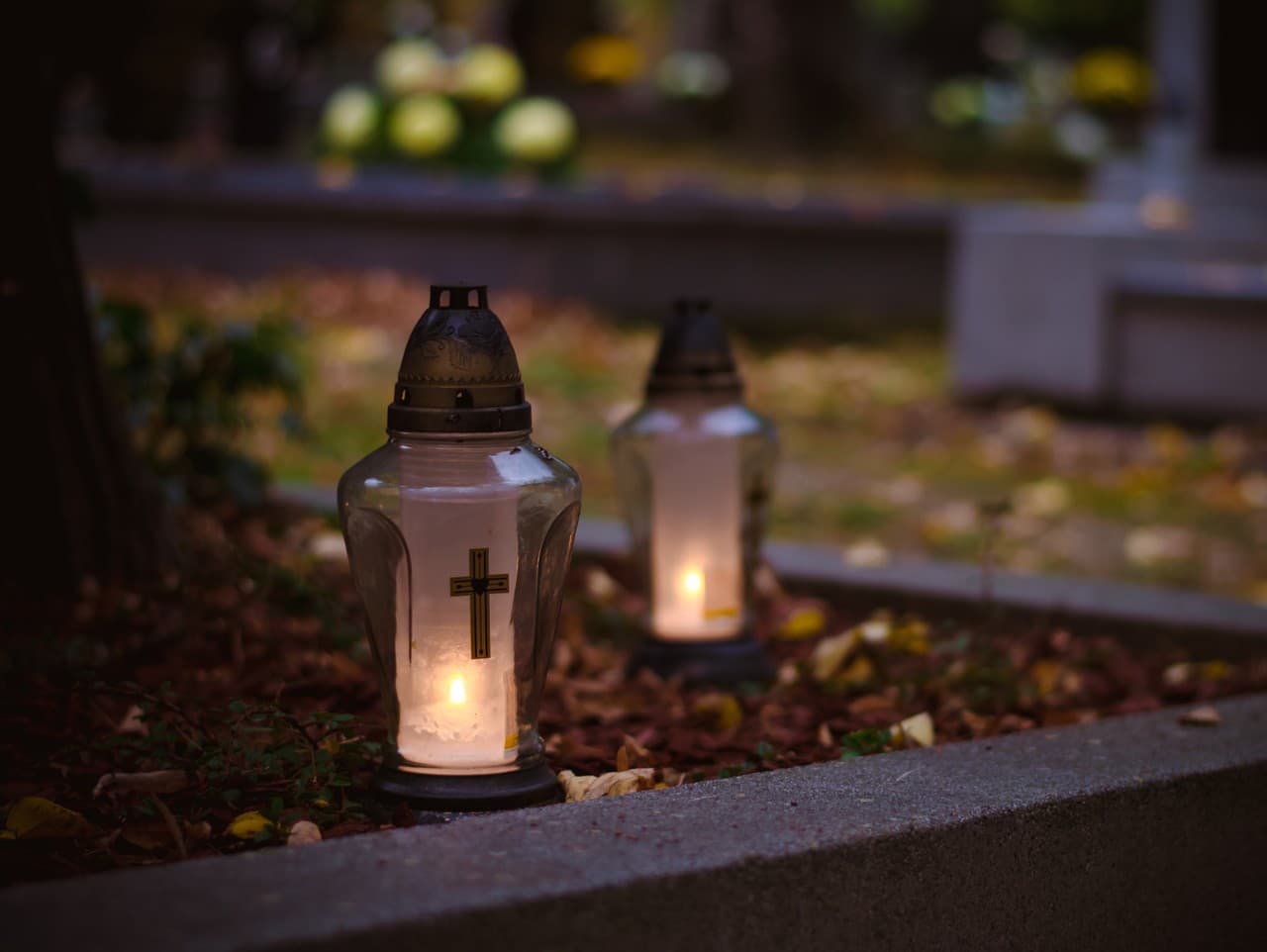 Hasiči varujú: Opatrnosť na cintorínoch počas sviatkov je kľúčová