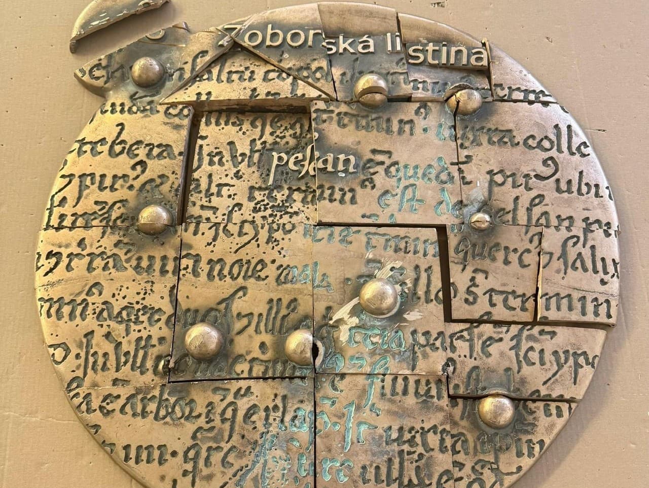 Muž ukradol mosadzné reliéfy, škoda presahuje 50-tisíc eur