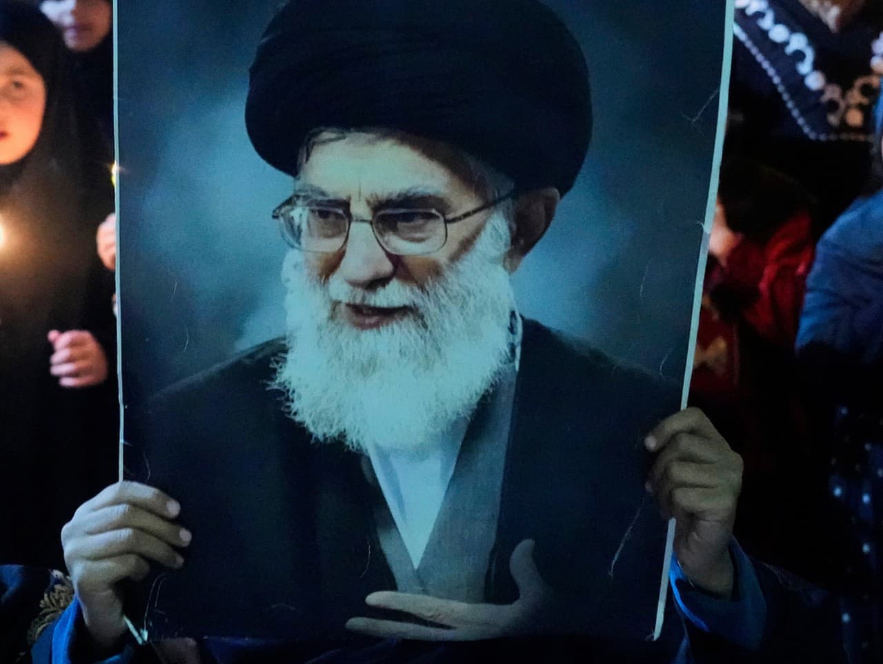 Manchester sa rozdelil: Pietna spomienka a oslavy smrti Chameneího